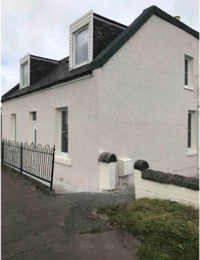4 bed bungalow near Airport
